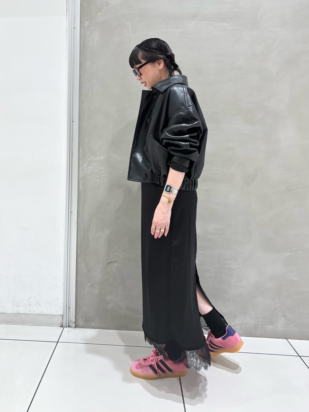 ブラック系のブルゾン、ブルー系のTシャツ/カットソー、ブラック系のワンピースを着用したレディースの秋コーディネートの2枚目の写真