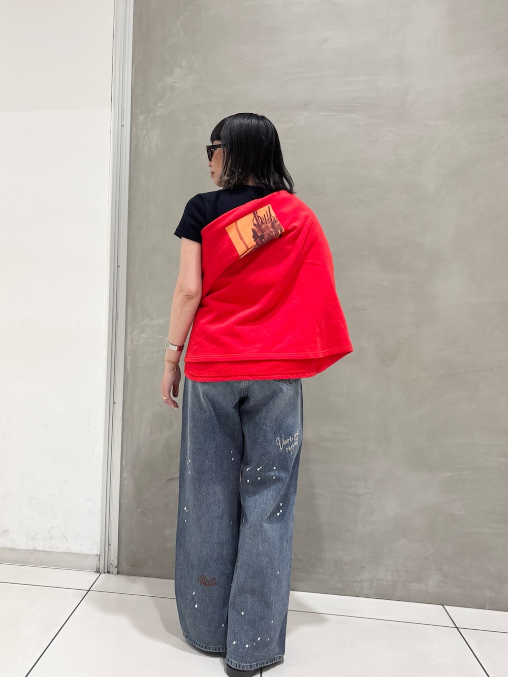 ブルー系のTシャツ/カットソー、レッド系のスウェット、ブルー系のデニムパンツを着用したレディースの夏コーディネートの2枚目の写真