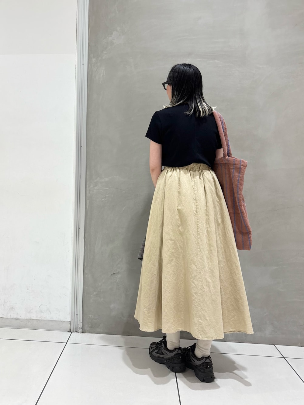 ブルー系のTシャツ/カットソー、グレー系のその他アウター、イエロー系のトートバッグを着用したレディースの春コーディネートの3枚目の写真