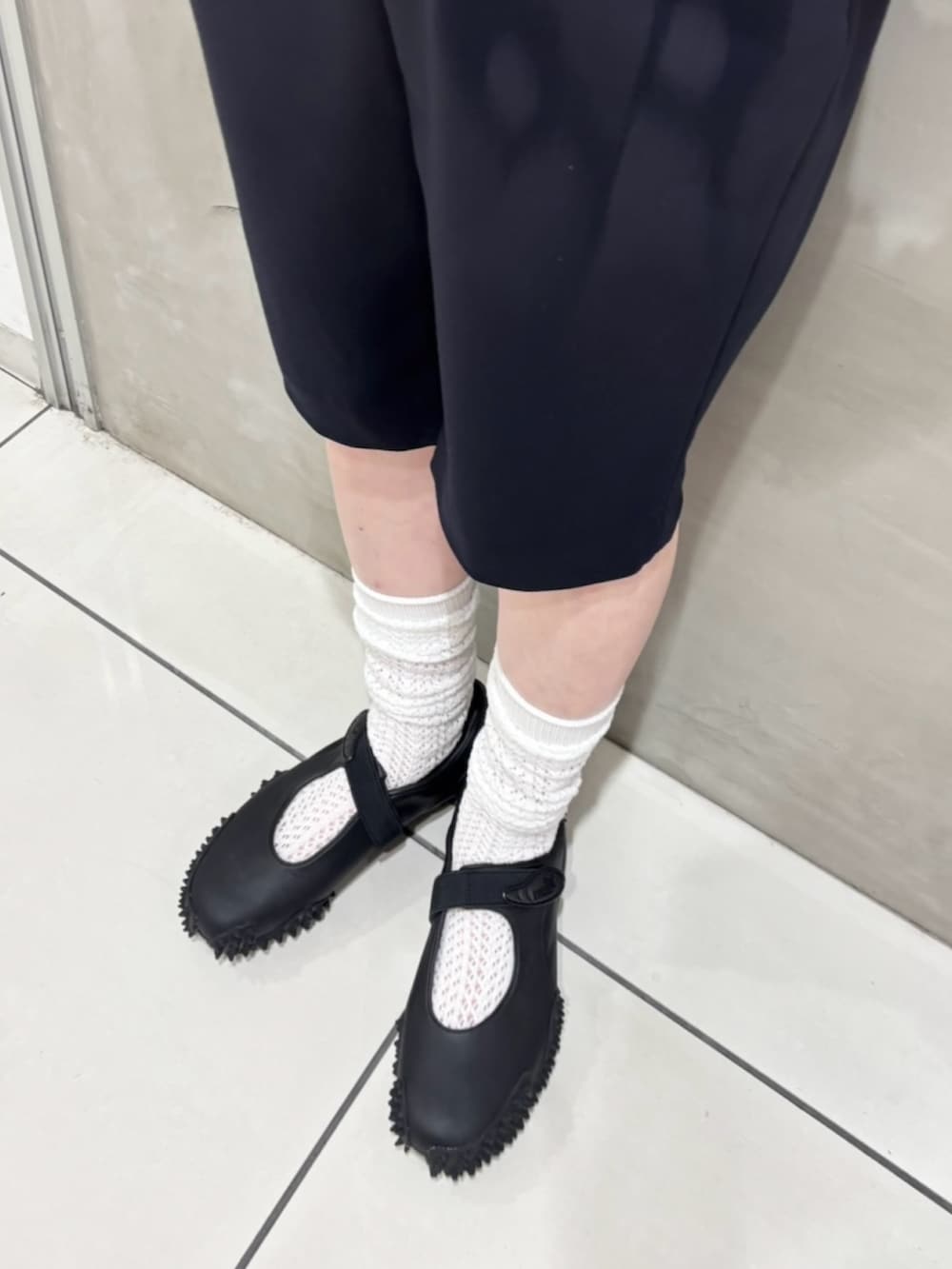 ブルー系のその他パンツ、ブルー系のTシャツ/カットソー、ブラック系のスニーカーを着用したレディースの春コーディネートの4枚目の写真