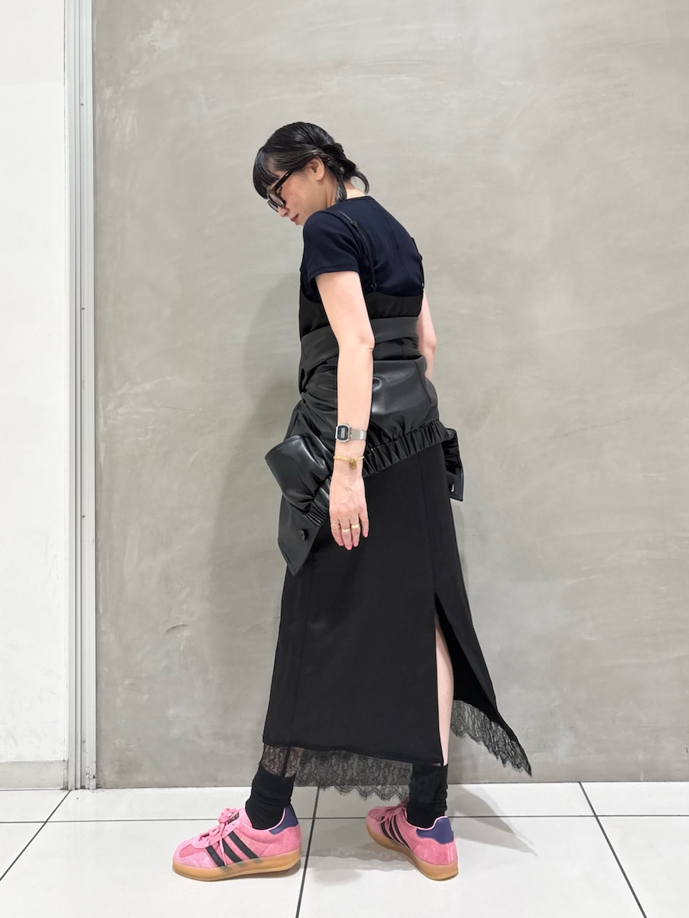 ブラック系のブルゾン、ブルー系のTシャツ/カットソー、ブラック系のワンピースを着用したレディースの秋コーディネートの8枚目の写真