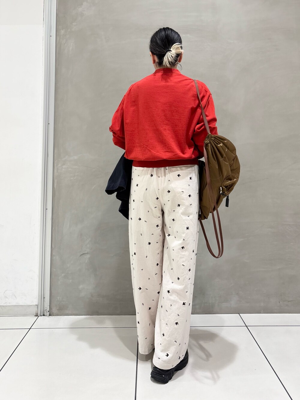 レッド系のカーディガン/ボレロ、ブルー系のカバーオール、ホワイト系のその他パンツを着用したレディースの冬コーディネートの2枚目の写真