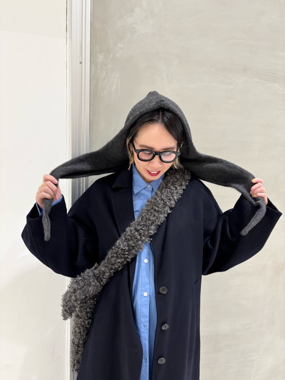 ブルー系のシャツ/ブラウス、グレー系のその他パンツ、ブルー系のテーラードジャケットを着用したレディースの秋コーディネートの3枚目の写真