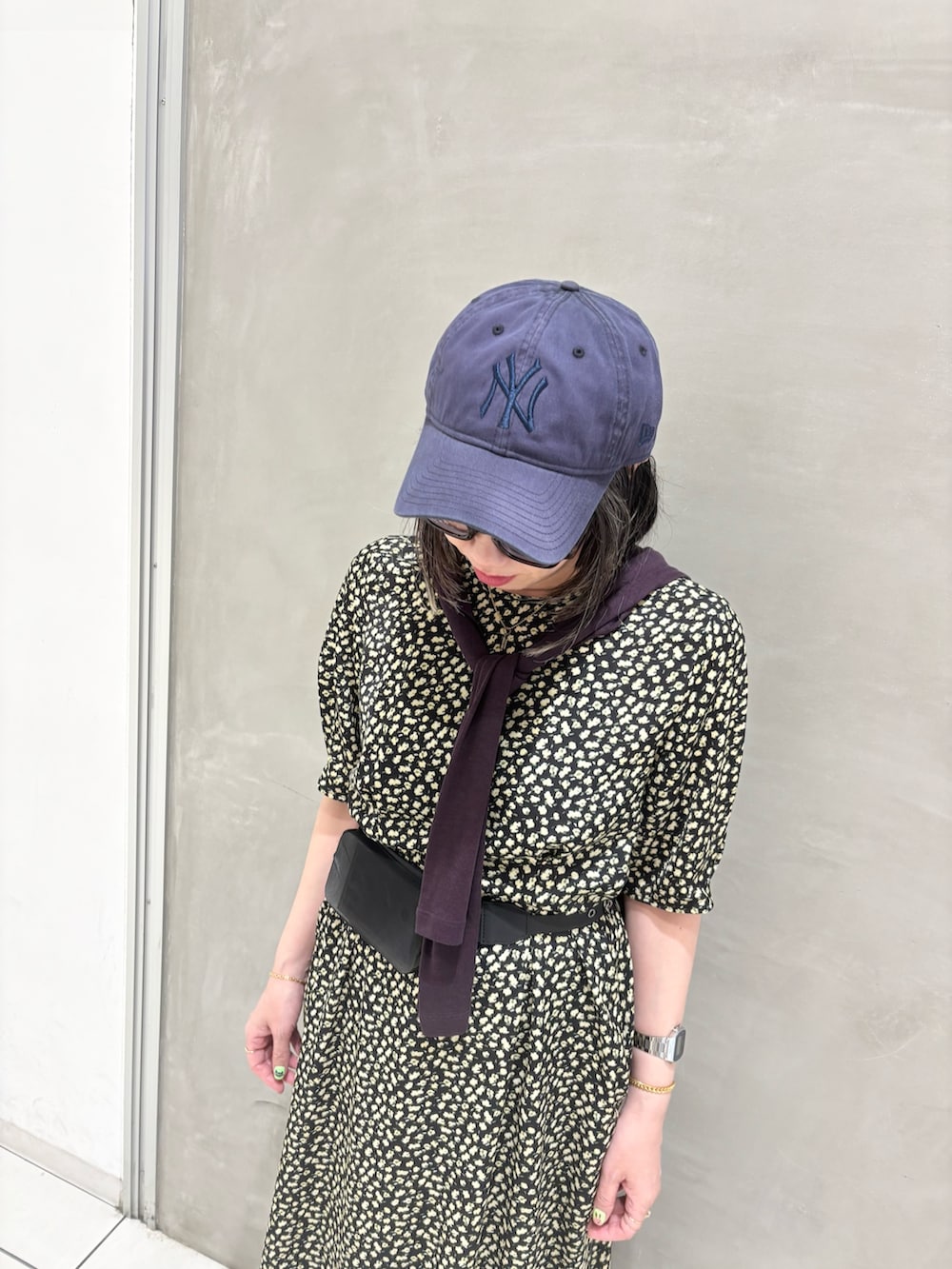 イエロー系のワンピース、グレー系のTシャツ/カットソー、ブラック系のボディバッグ/ウエストポーチを着用したレディースの夏コーディネートの6枚目の写真