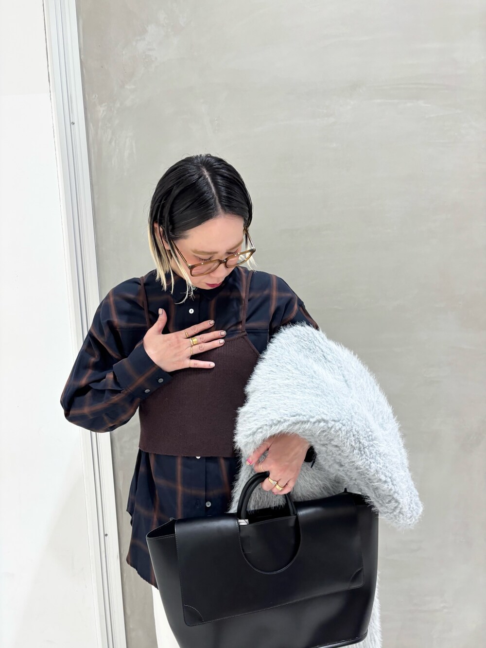 ブルー系のその他アウター、ブルー系のシャツ/ブラウス、ブラウン系のニット/セーターを着用したレディースの冬コーディネートの5枚目の写真