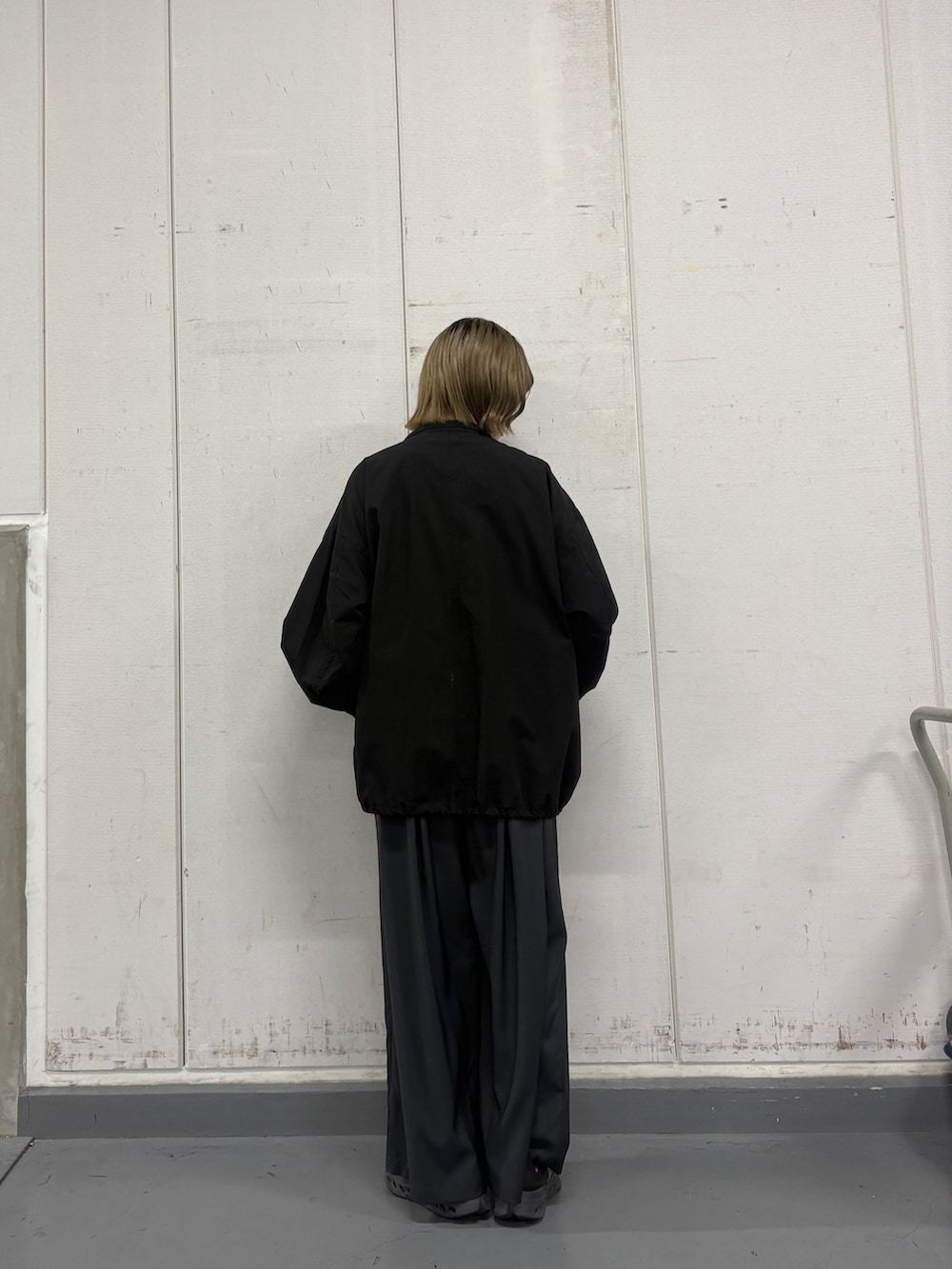 ブラック系のモッズコート、グレー系のカーディガン/ボレロ、グレー系のその他パンツを着用したレディースの冬コーディネートの3枚目の写真