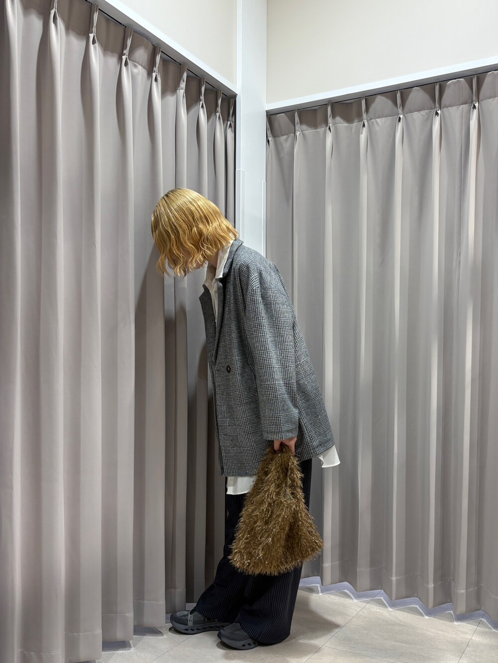 その他のその他パンツ、グレー系のノーカラーコート、ホワイト系のシャツ/ブラウスを着用したレディースの秋コーディネートの2枚目の写真