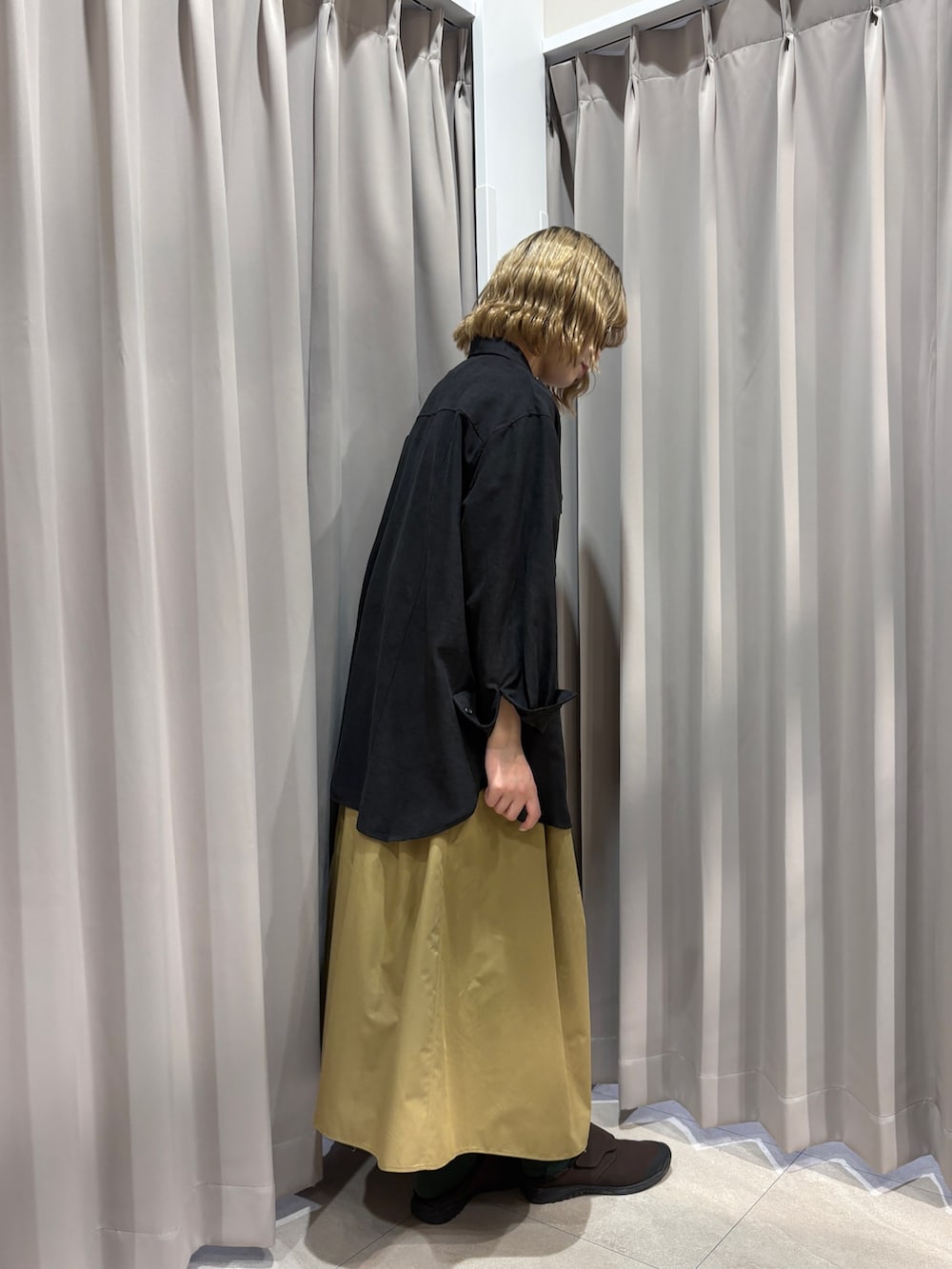 ブラック系のシャツ/ブラウス、イエロー系のスカートを着用したレディースの春コーディネートの3枚目の写真