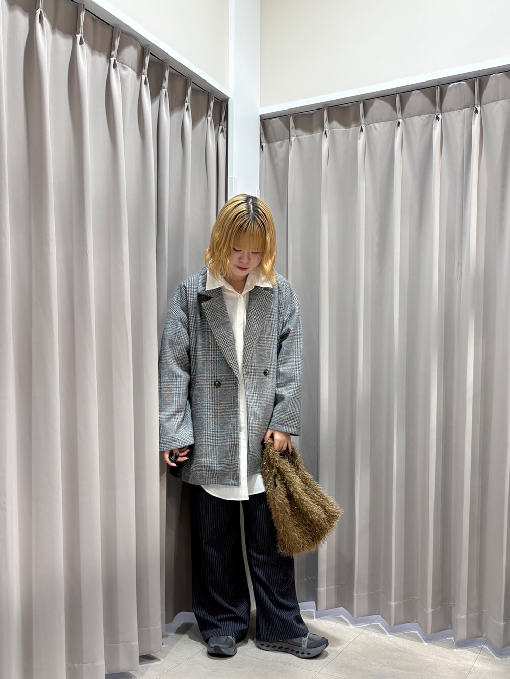 その他のその他パンツ、グレー系のノーカラーコート、ホワイト系のシャツ/ブラウスを着用したレディースの秋コーディネートの4枚目の写真