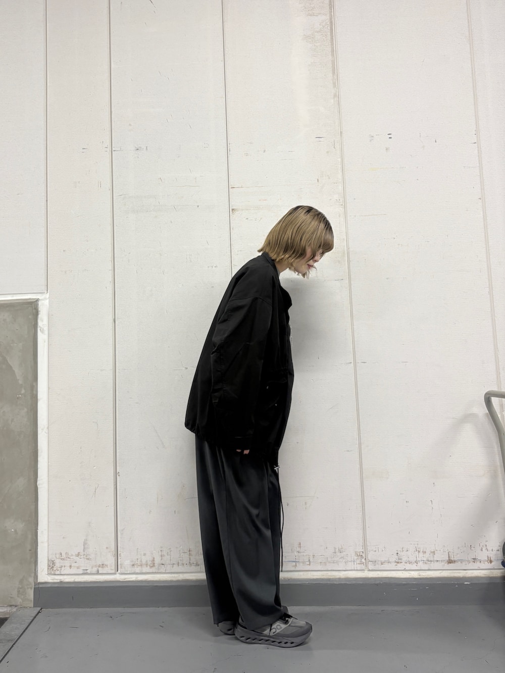 ブラック系のモッズコート、グレー系のカーディガン/ボレロ、グレー系のその他パンツを着用したレディースの冬コーディネートの4枚目の写真