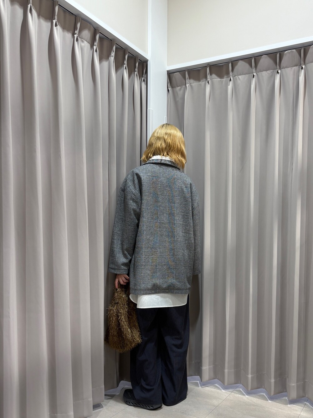 その他のその他パンツ、グレー系のノーカラーコート、ホワイト系のシャツ/ブラウスを着用したレディースの秋コーディネートの3枚目の写真