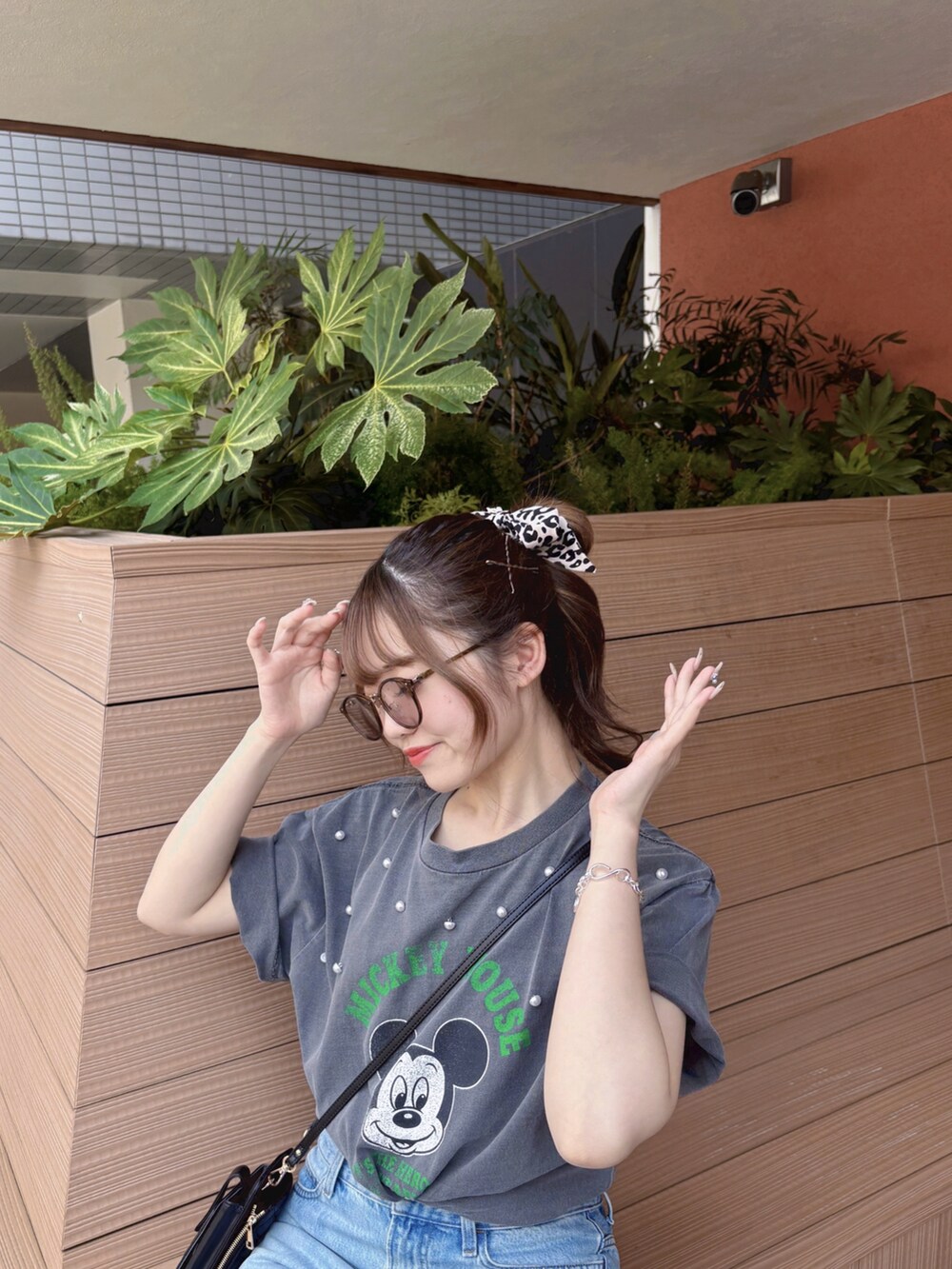 グレー系のTシャツ/カットソーを着用したレディースの夏コーディネートの2枚目の写真