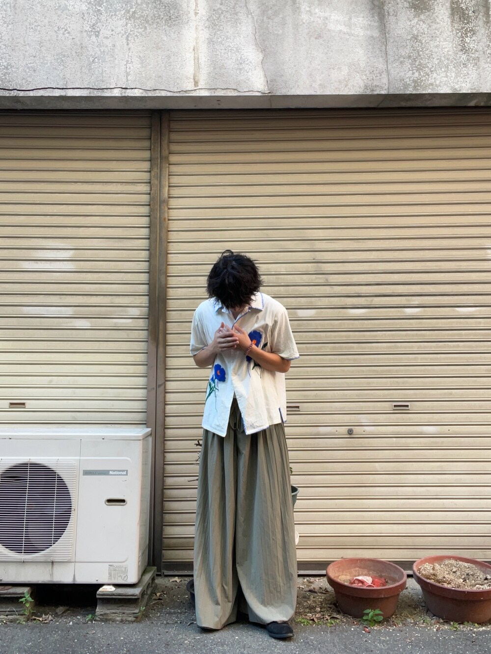 その他のシャツ/ブラウス、グリーン系のその他パンツを着用したメンズの秋コーディネートの2枚目の写真