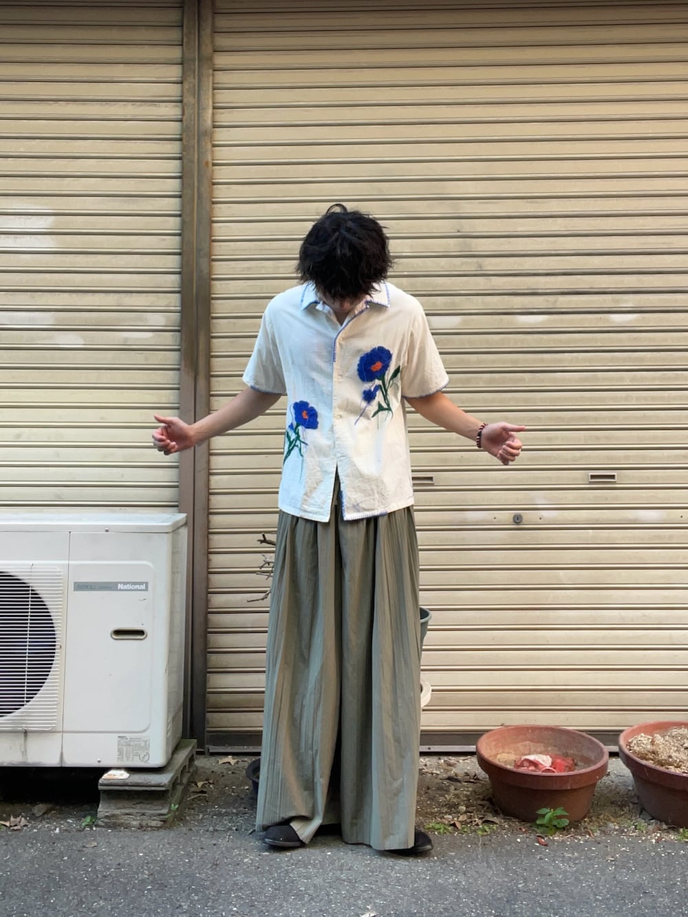 その他のシャツ/ブラウス、グリーン系のその他パンツを着用したメンズの秋コーディネートの3枚目の写真