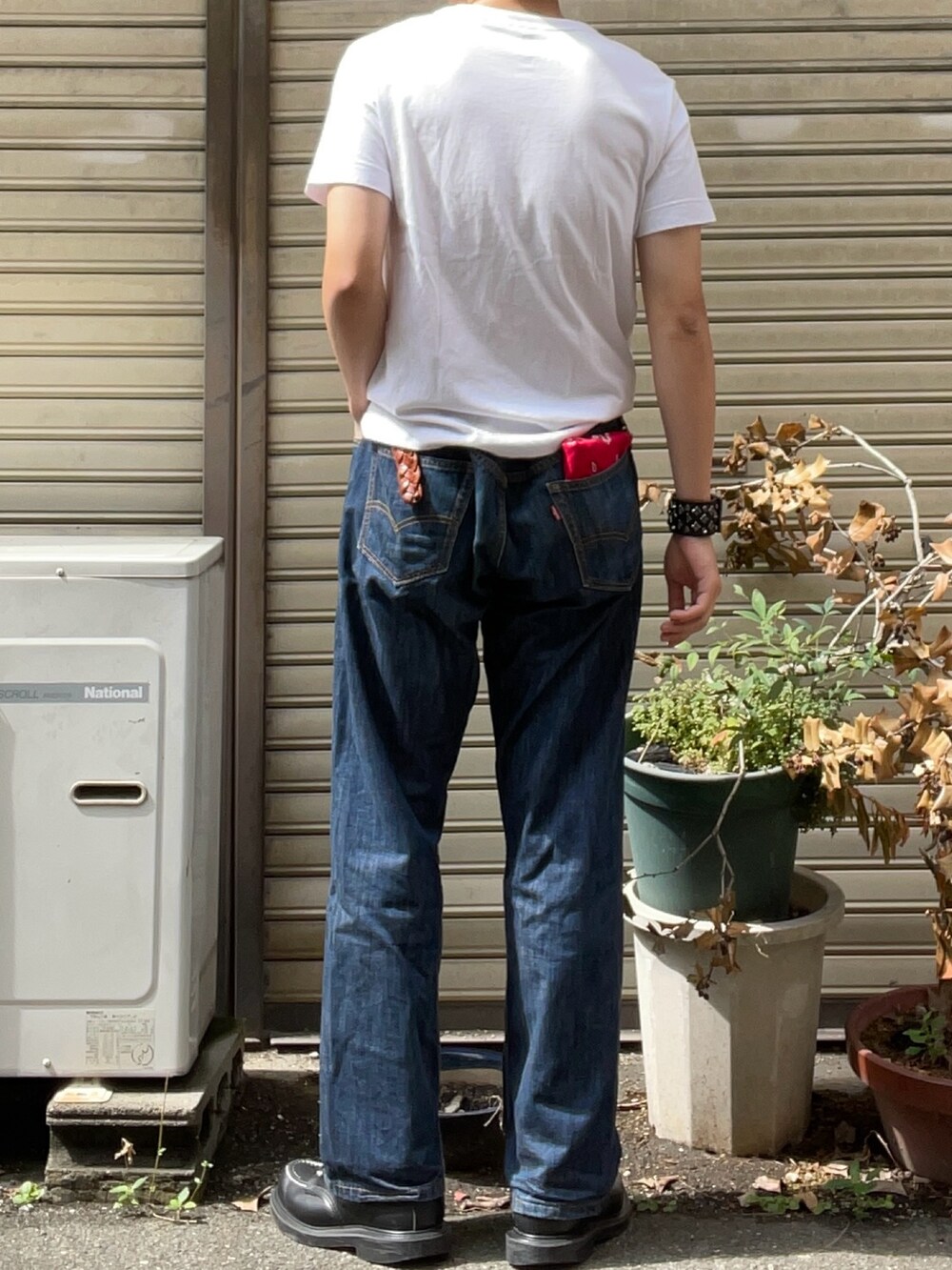ブルー系のパンツ、ブラック系のブーツを着用したメンズの秋コーディネートの2枚目の写真