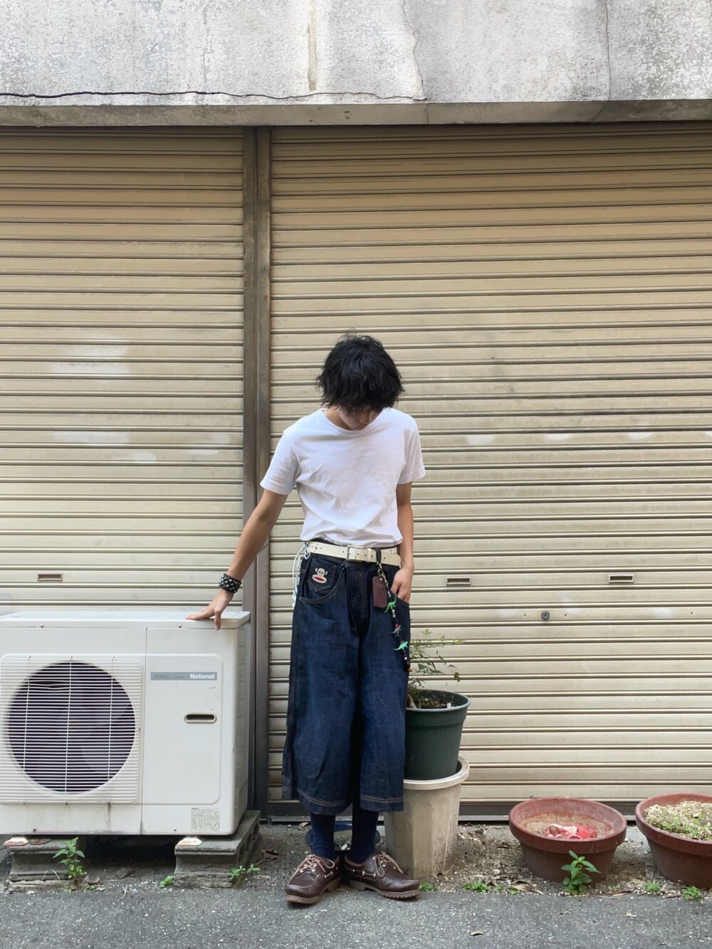 ブルー系のデニムパンツ、ブラウン系のモカシン/デッキシューズを着用したメンズの秋コーディネートの2枚目の写真