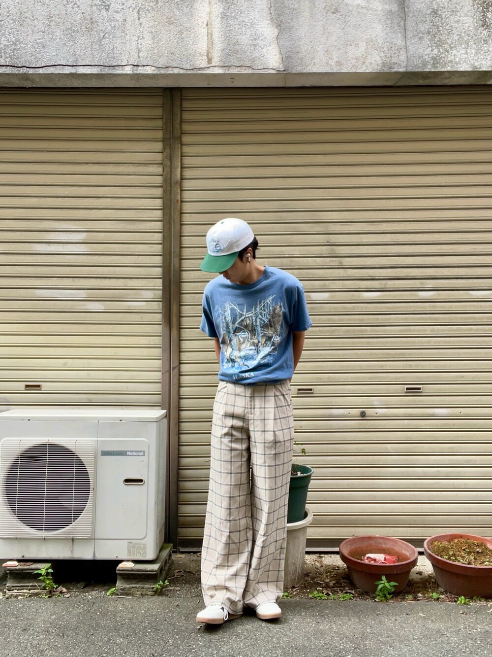 ベージュ系のスラックス、ホワイト系のスニーカーを着用したメンズの秋コーディネートの2枚目の写真