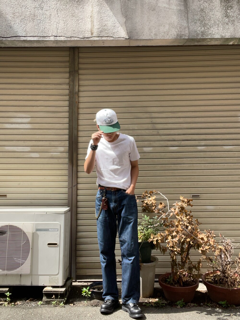 ブルー系のパンツ、ブラック系のブーツを着用したメンズの秋コーディネートの3枚目の写真
