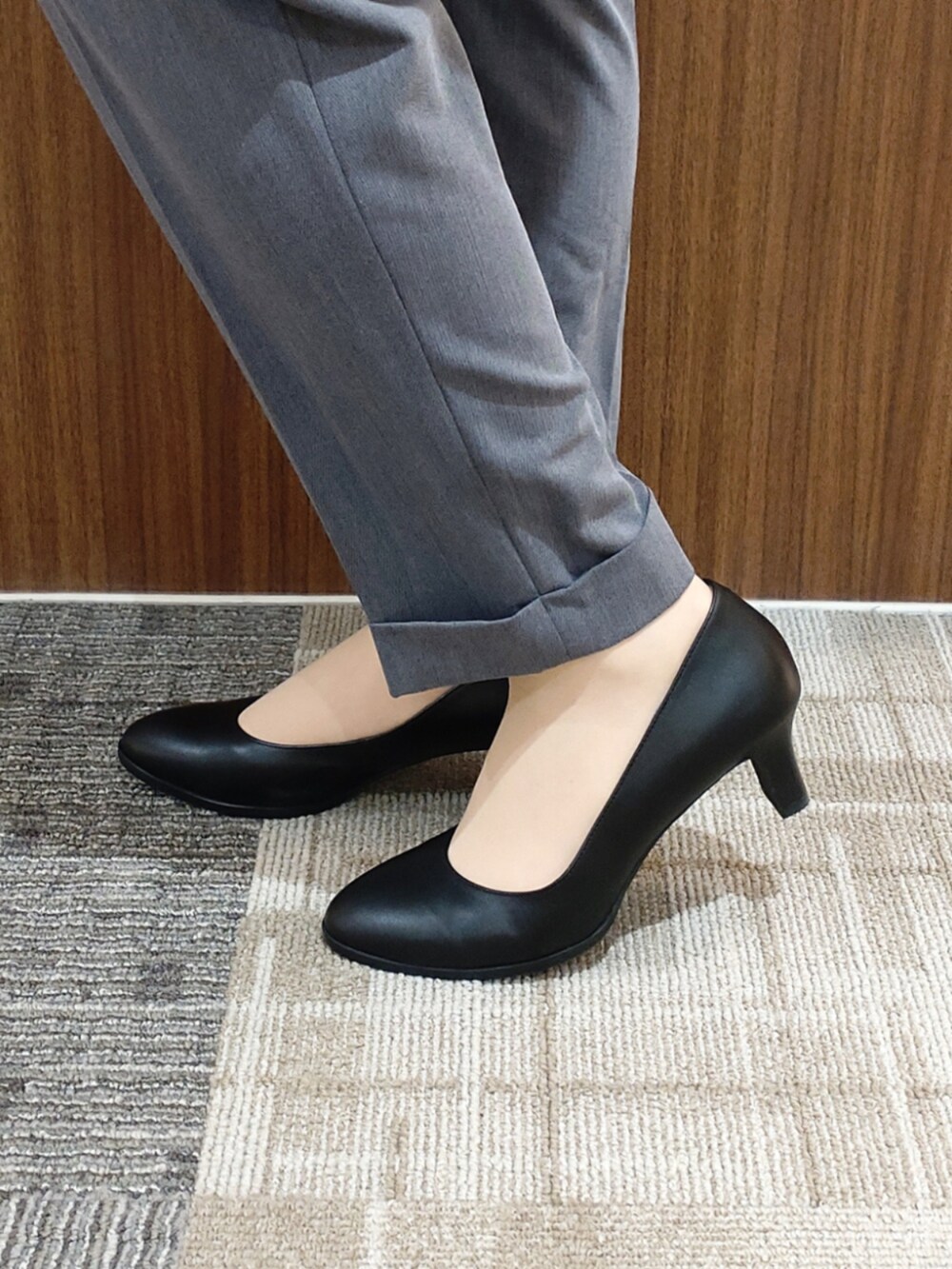 ブラック系のパンプスを着用したレディースの冬コーディネートの3枚目の写真