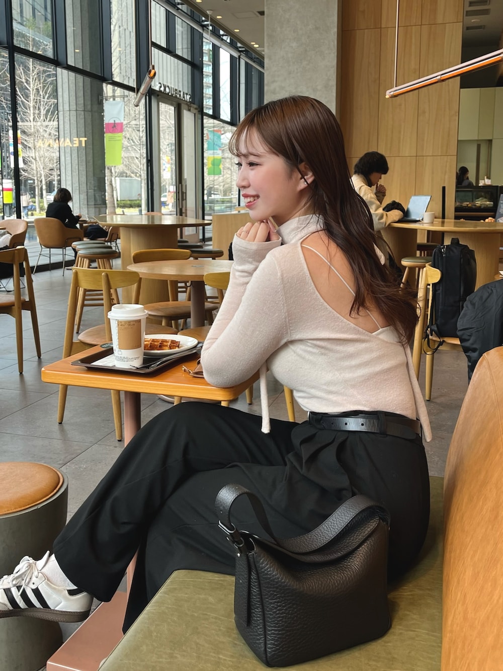 ブラック系のトートバッグを着用したレディースの冬コーディネートの4枚目の写真