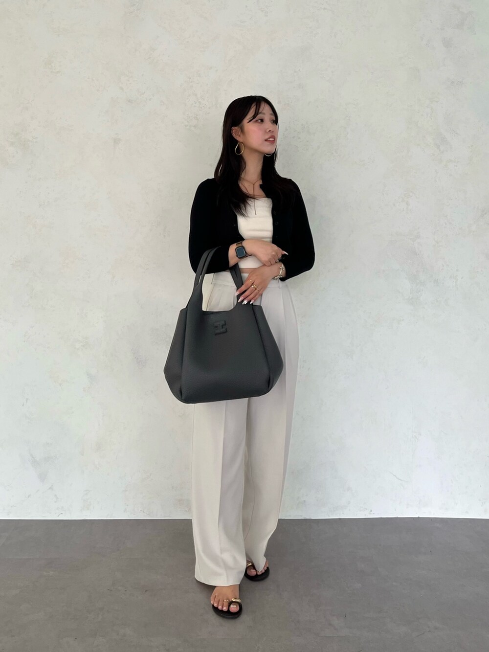 グレー系のトートバッグを着用したレディースの夏コーディネートの4枚目の写真