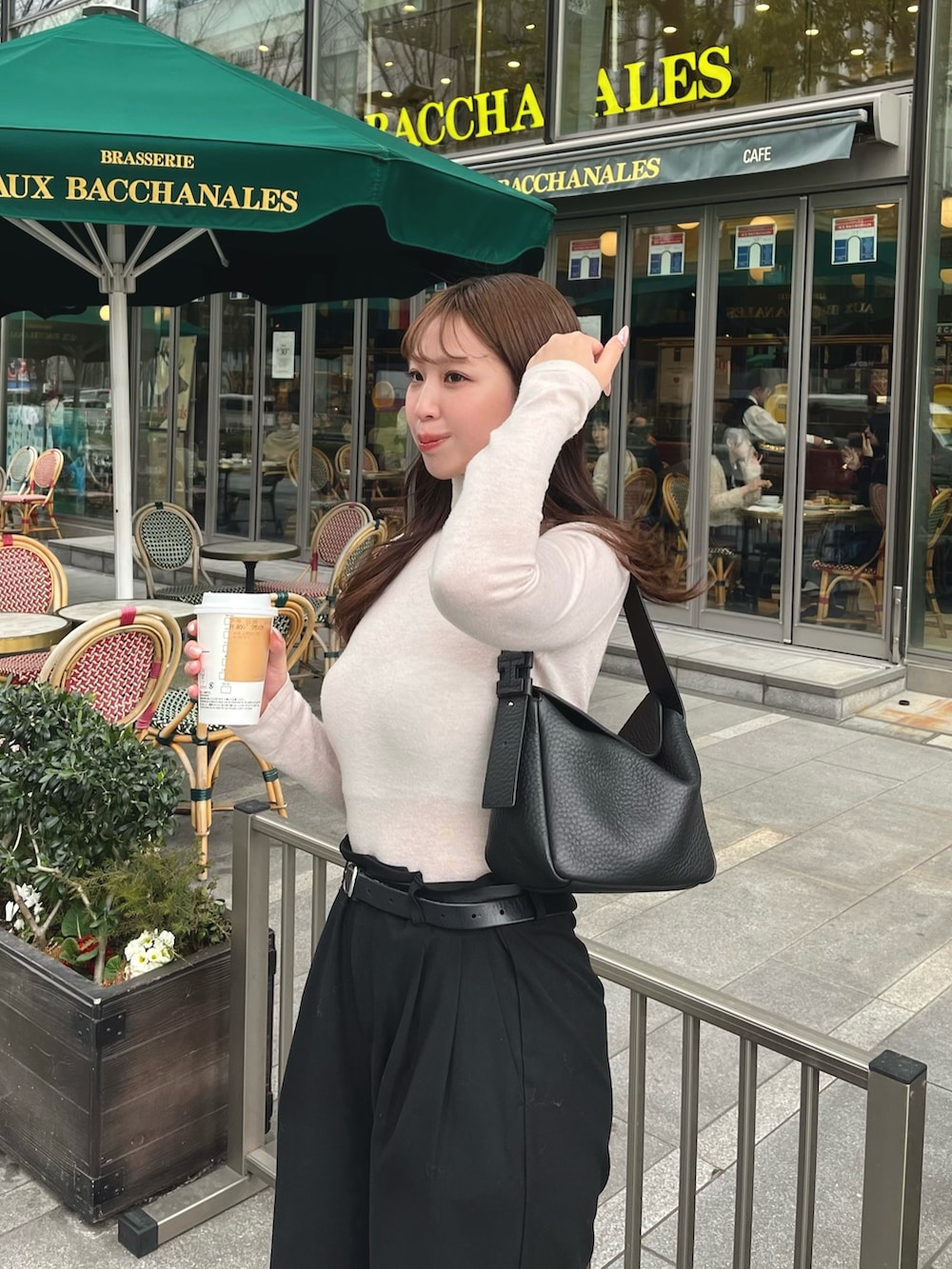 ブラック系のトートバッグを着用したレディースの冬コーディネートの3枚目の写真