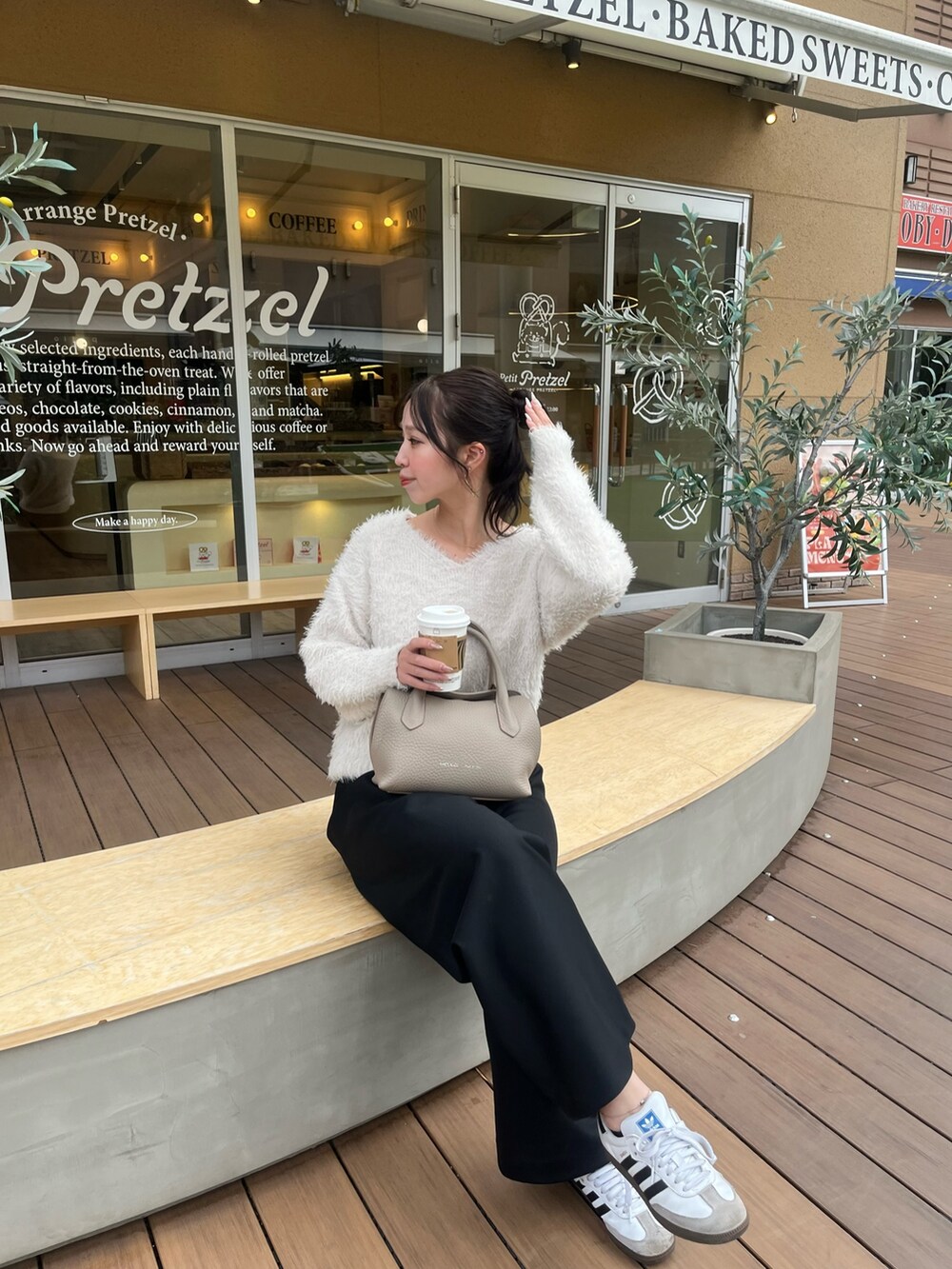 ベージュ系のショルダーバッグを着用したレディースの秋コーディネートの4枚目の写真