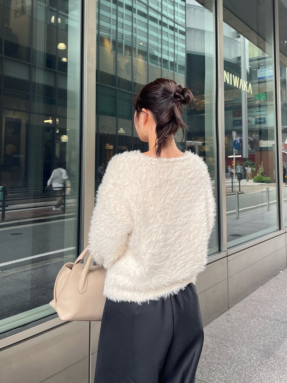 ベージュ系のショルダーバッグを着用したレディースの秋コーディネートの5枚目の写真