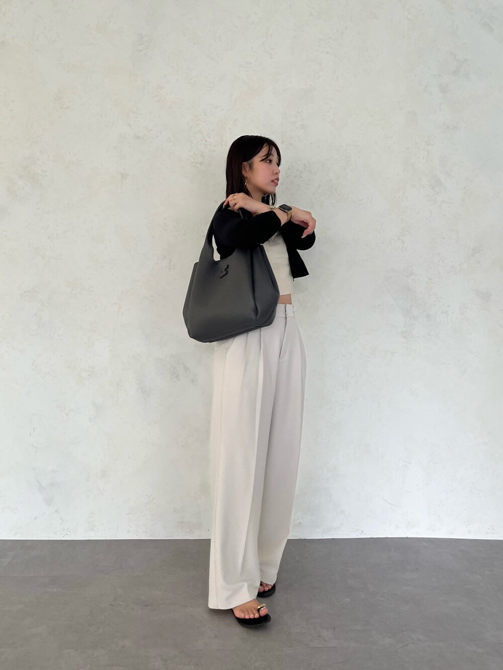 グレー系のトートバッグを着用したレディースの夏コーディネートの2枚目の写真