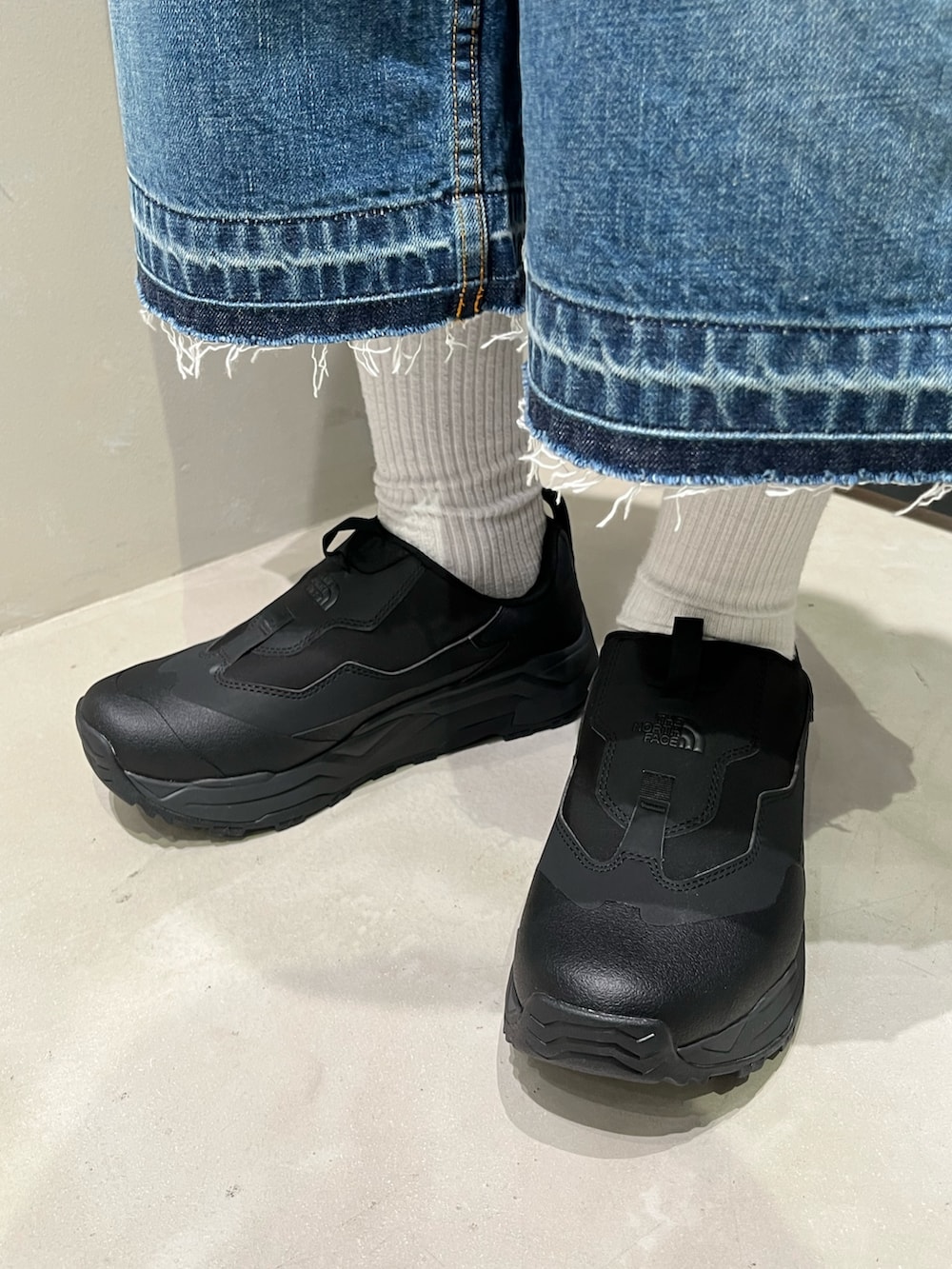 「BEAVER、ビーバー、ビーバー(BEAVER)、スケータースタイル、FAF、chaosfishingclub、ショーツ、ショーツスタイル、THE NORTH FACE、レイヤードスタイル」｜「THE NORTH FACEのTHE NORTH FACE /ザ・ノース・フェイス  Graval Slip-On WP グラバル スリッポン ウォータープルーフ（スニーカー、ブラック系）」を使った、森康雄さん（骨格ナチュラル・メンズ・178cm）の春コーディネートの4枚目の写真