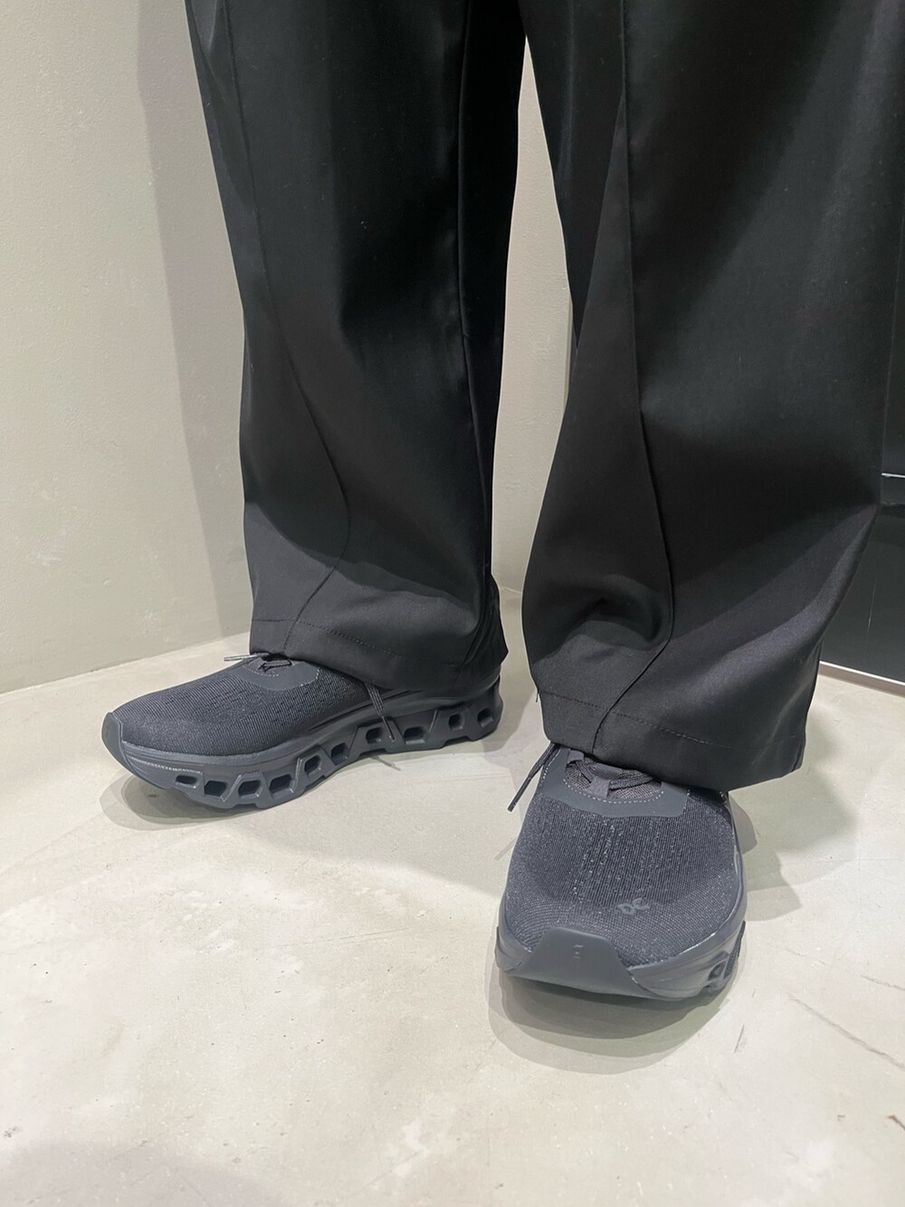 「メンズコーデ、春服コーデ、春服、BEAVER、ビーバー(BEAVER)、ビーバー札幌、スポーツミックス、On、スニーカー、パンツ」｜「BEAVERのB omnivore/ビーオムニボー  TR 2TACK PANTS（その他パンツ、ブラック系）」を使った、森康雄さん（骨格ナチュラル・メンズ・178cm）の春コーディネートの4枚目の写真