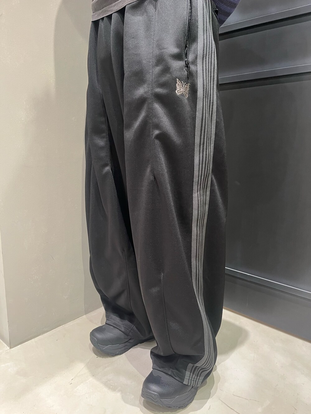 「BEAVER、BEAVER札幌、ビーバー(BEAVER)、ビーバー札幌、ビーバー、NEEDLES、THE NORTH FACE、春、春コーデ、スニーカー」｜「THE NORTH FACEのTHE NORTH FACE /ザ・ノース・フェイス  Graval Slip-On WP グラバル スリッポン ウォータープルーフ（スニーカー、ブラック系）」を使った、森康雄さん（骨格ナチュラル・メンズ・178cm）の春コーディネートの2枚目の写真
