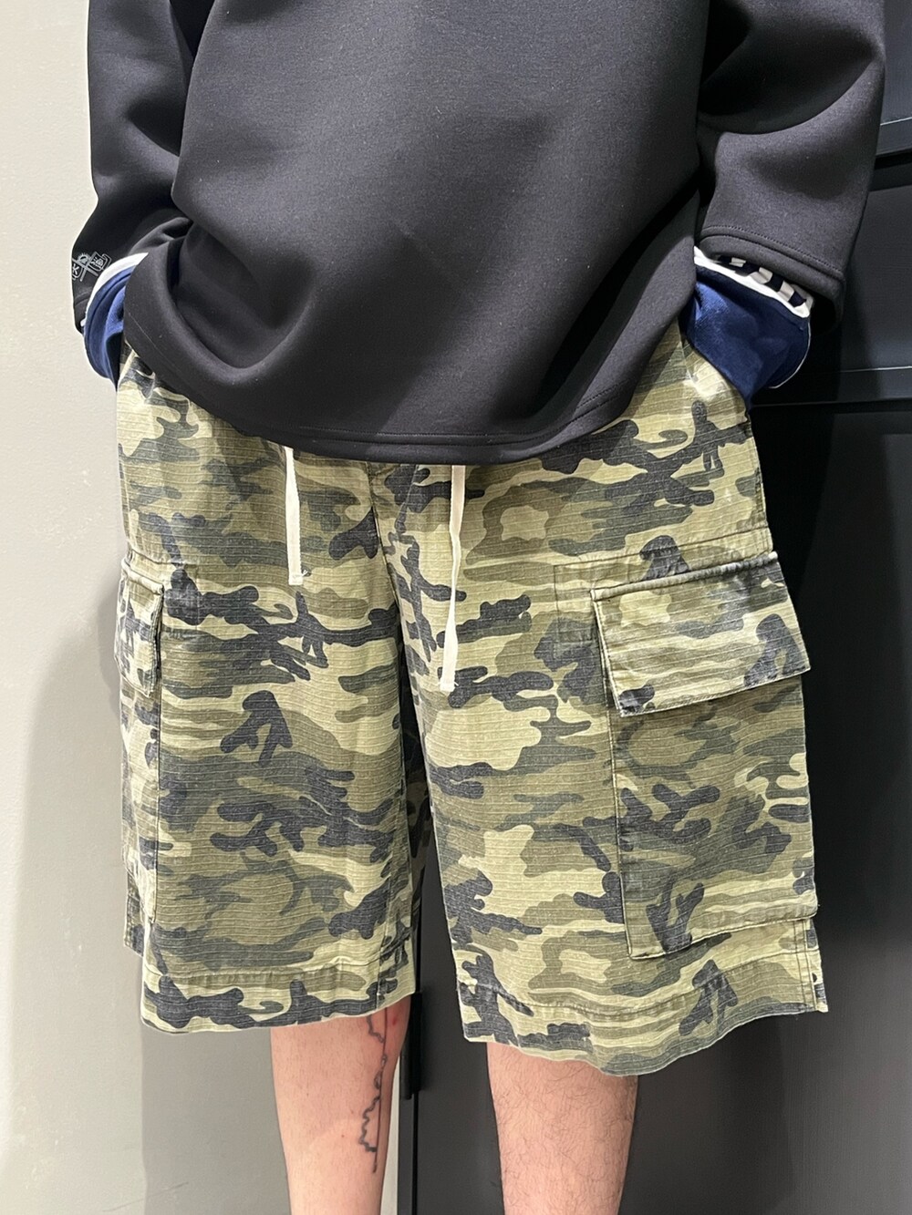 「BEAVER、BEAVER札幌、ビーバー、ビーバー(BEAVER)、ビーバー札幌、ショートパンツ、ショーツ、ショーツスタイル、夏コーデ、春コーデ」｜「BEAVERのB omnivore/ビーオムニボー　RIP STOP CARGO SHORTS リップストップカーゴショーツ（その他パンツ、その他）」を使った、森康雄さん（骨格ナチュラル・メンズ・178cm）の夏コーディネートの3枚目の写真