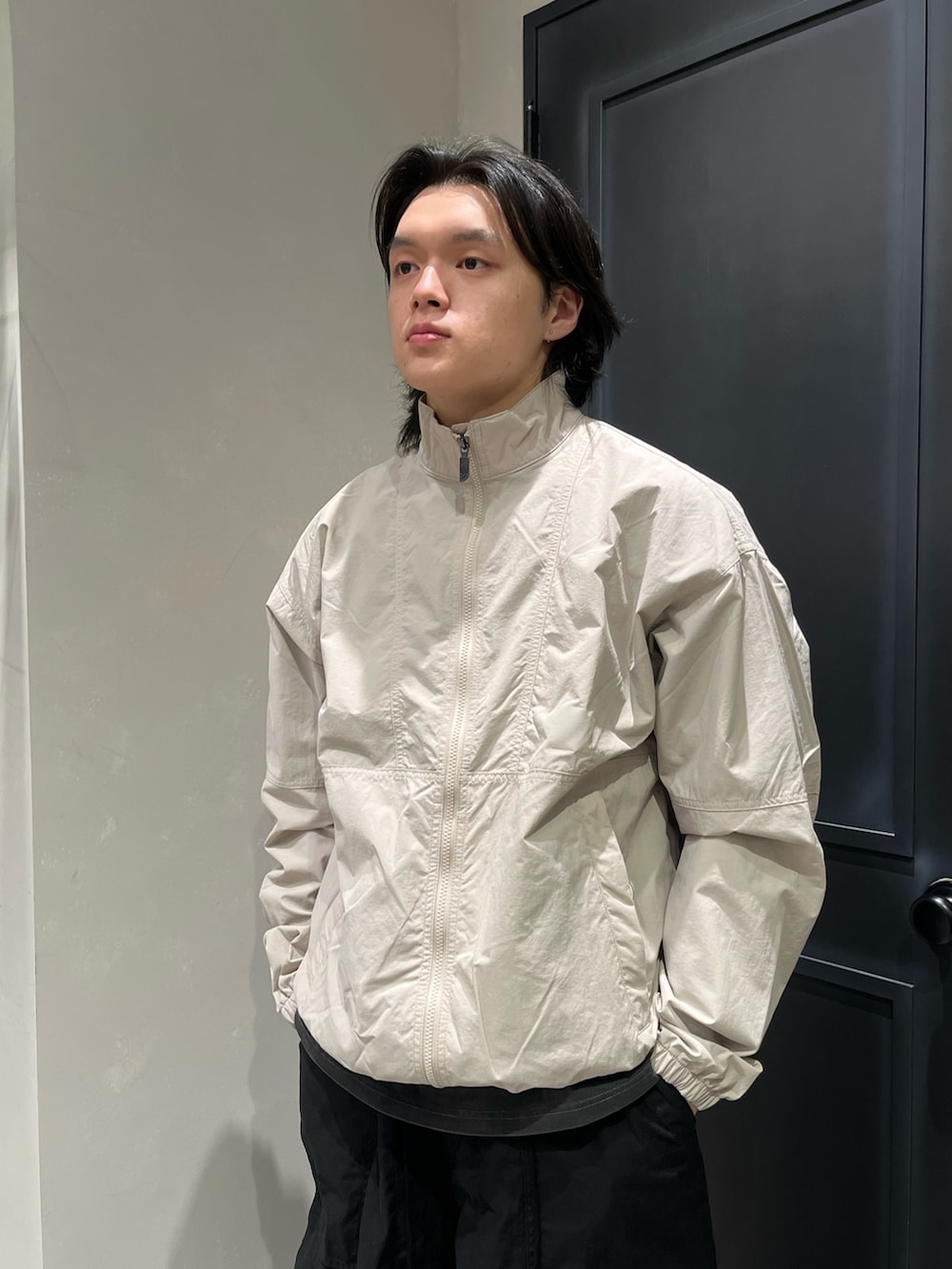 「BEAVER、BEAVER札幌、ビーバー(BEAVER)、ビーバー札幌、ナイロンジャケット、アウトドア、アウトドアコーデ、THE NORTH FACE、NEEDLES、メンズコーデ」｜「THE NORTH FACEのTHE NORTH FACE /ザ・ノースフェイス  Enride Track Jacket エンライドトラックジャケット NP22560（ナイロンジャケット、ホワイト系）」を使った、森康雄さん（骨格ナチュラル・メンズ・178cm）の春コーディネートの2枚目の写真