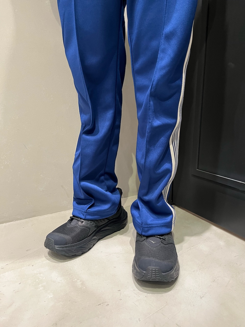 ブラック系のスニーカーを着用したメンズの秋コーディネートの4枚目の写真