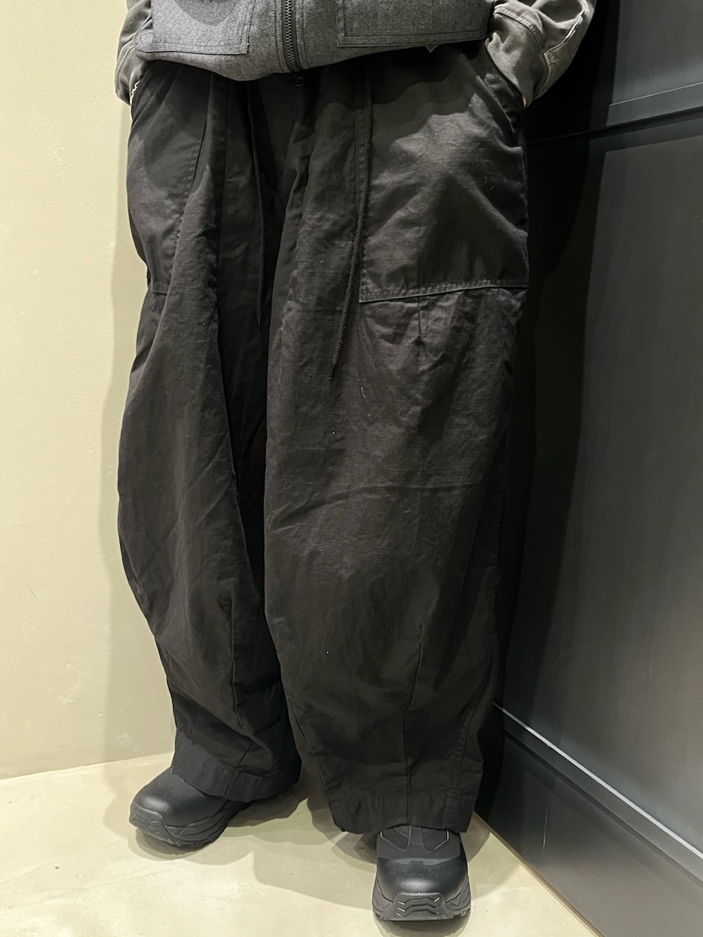 「BEAVER、BEAVER札幌、ビーバー(BEAVER)、ビーバー札幌、ナイロンジャケット、アウトドア、アウトドアコーデ、THE NORTH FACE、NEEDLES、メンズコーデ」｜「THE NORTH FACEのTHE NORTH FACE /ザ・ノースフェイス  Enride Track Jacket エンライドトラックジャケット NP22560（ナイロンジャケット、ホワイト系）」を使った、森康雄さん（骨格ナチュラル・メンズ・178cm）の春コーディネートの3枚目の写真