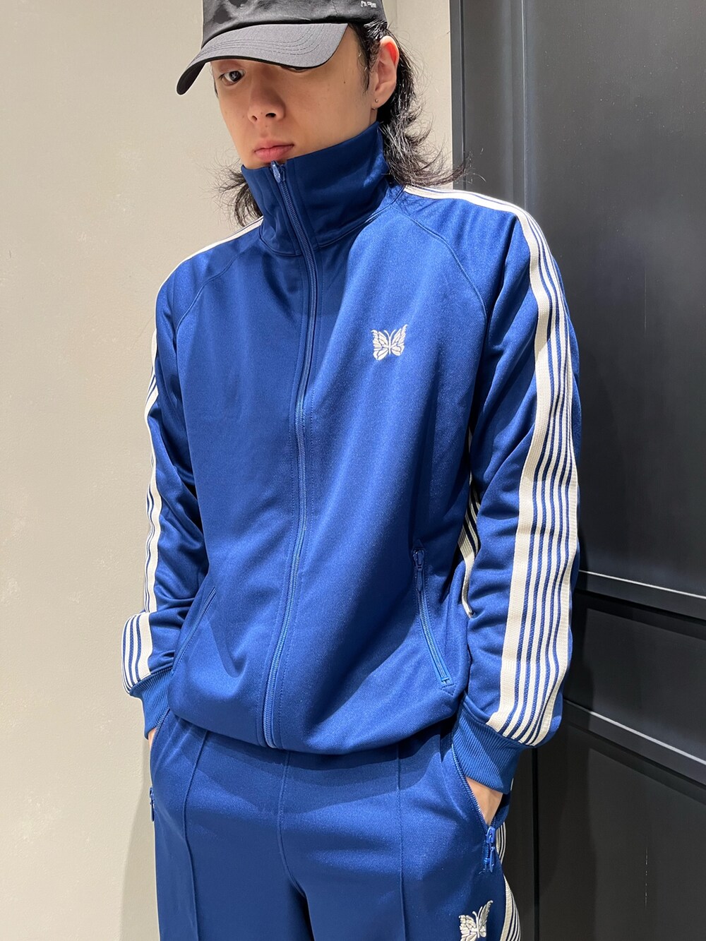 ブラック系のスニーカーを着用したメンズの秋コーディネートの2枚目の写真