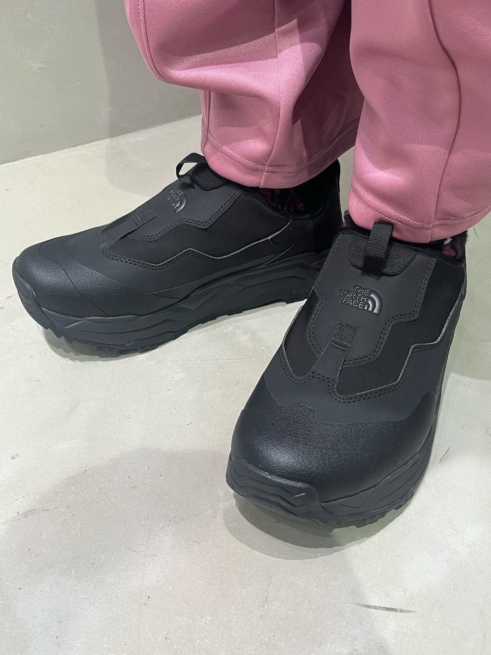「BEAVER、BEAVER札幌、ビーバー(BEAVER)、ビーバー札幌、ビーバー、はるコーデ、春、春コーデ、NEEDLES、HDパンツ」｜「THE NORTH FACEのTHE NORTH FACE /ザ・ノース・フェイス  Graval Slip-On WP グラバル スリッポン ウォータープルーフ（スニーカー、ブラック系）」を使った、森康雄さん（骨格ナチュラル・メンズ・178cm）の春コーディネートの4枚目の写真