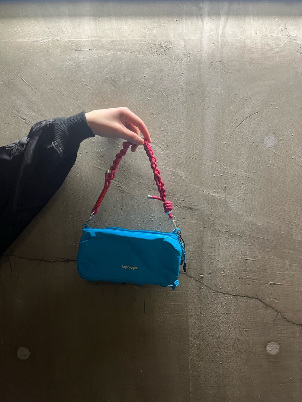 「BEAVER、ビーバー、ビーバー(BEAVER)、ビーバー札幌、NEEDLES、HD、HDパンツ、Topologie、春、春コーデ」｜「TopologieのTopologie/トポロジー  Bottle Sacoche Medium Papery ボトルサコッシュ【バッグ単体】（ショルダーバッグ、ブルー系）」を使った、森康雄さん（骨格ナチュラル・メンズ・178cm）の春コーディネートの4枚目の写真