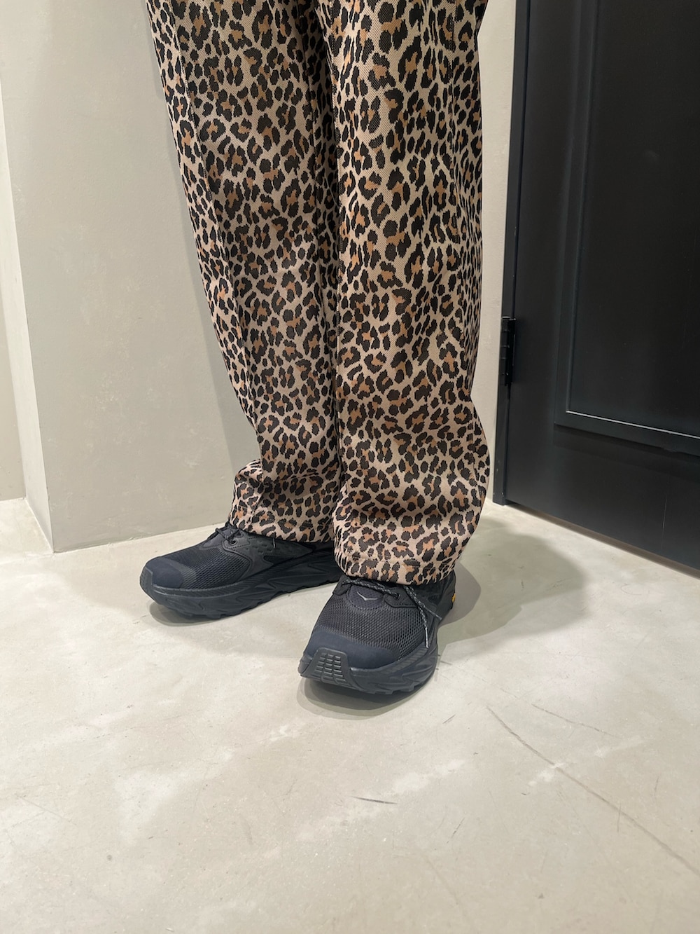 「ビーバー、ビーバー(BEAVER)、ビーバー札幌、BEAVER、SCHOTT、NEEDLES、HOKAONEONE、HOKA、春コーデ、大人カジュアル」｜「HOKAのHOKA ONE ONE/ホカ オネオネ  ANACAPA 2 LOW GTX アナカパ 2 ロー GTX（スニーカー、ブラック系）」を使った、森康雄さん（骨格ナチュラル・メンズ・178cm）の春コーディネートの4枚目の写真