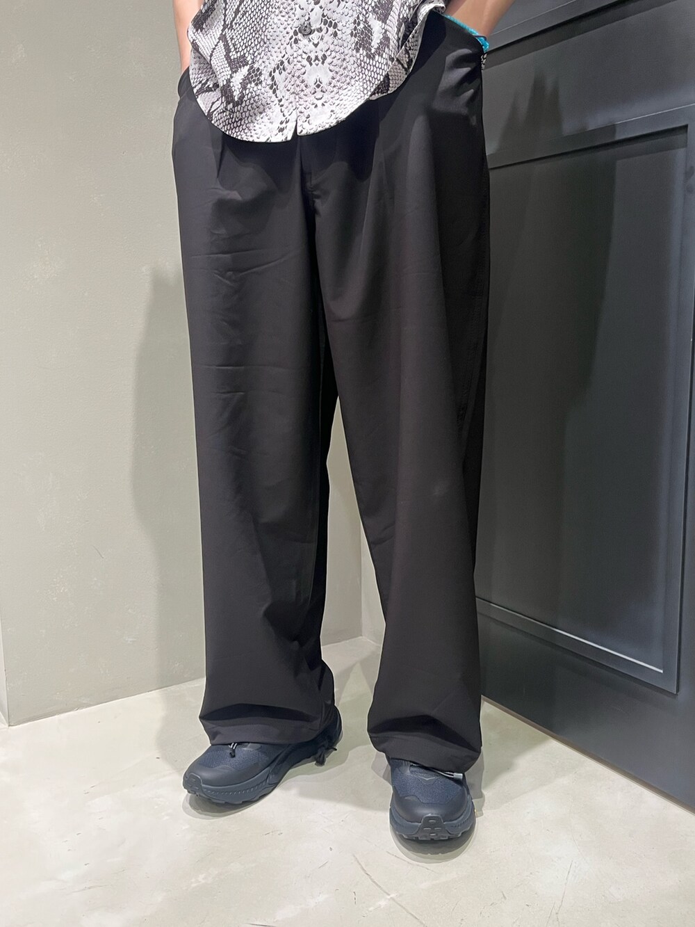 「BEAVER、BEAVER札幌、ビーバー、ビーバー(BEAVER)、ビーバー札幌、柄シャツ、SCHOTT、school、夏、夏コーデ」｜「BEAVERのB omnivore/ビーオムニボー STRETCH POLYESTER BELT LOOSE PANTS　ストレッチポリエステルベルトルーズパンツ（その他パンツ、ブラック系）」を使った、森康雄さん（骨格ナチュラル・メンズ・178cm）の夏コーディネートの3枚目の写真