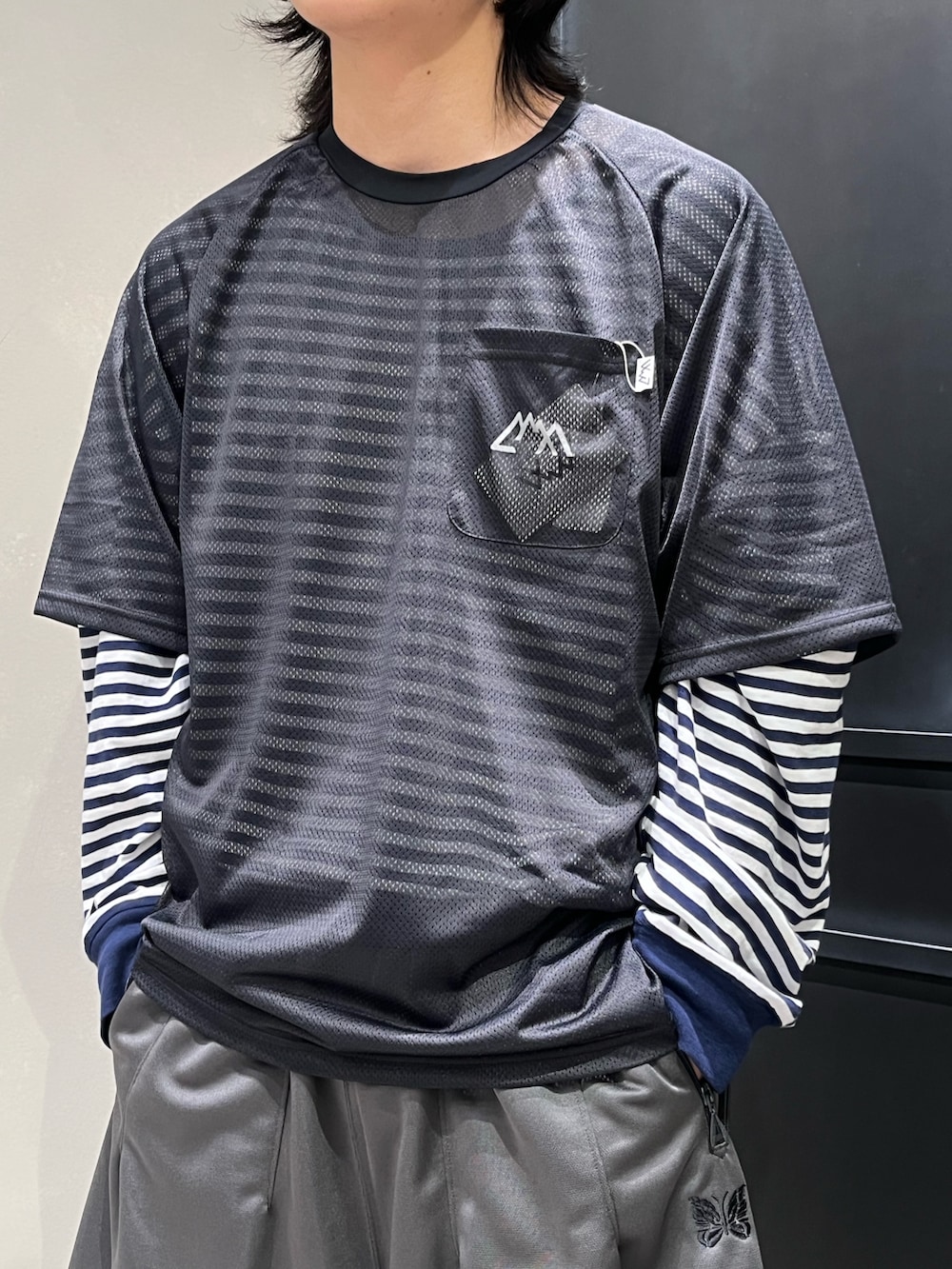 「BEAVER、BEAVER札幌、ビーバー(BEAVER)、ビーバー札幌、ビーバー、NEEDLES、ショートパンツ、ショーツ、ショーツスタイル、夏コーデ」｜「CMF OUTDOOR GARMENTのCMF OUTDOOR GARMENT/シーエムエフ アウトドアガーメント  APPROACH 02 SANDAL CMF2501-AC37（サンダル、ブルー系）」を使った、森康雄さん（骨格ナチュラル・メンズ・178cm）の夏コーディネートの2枚目の写真