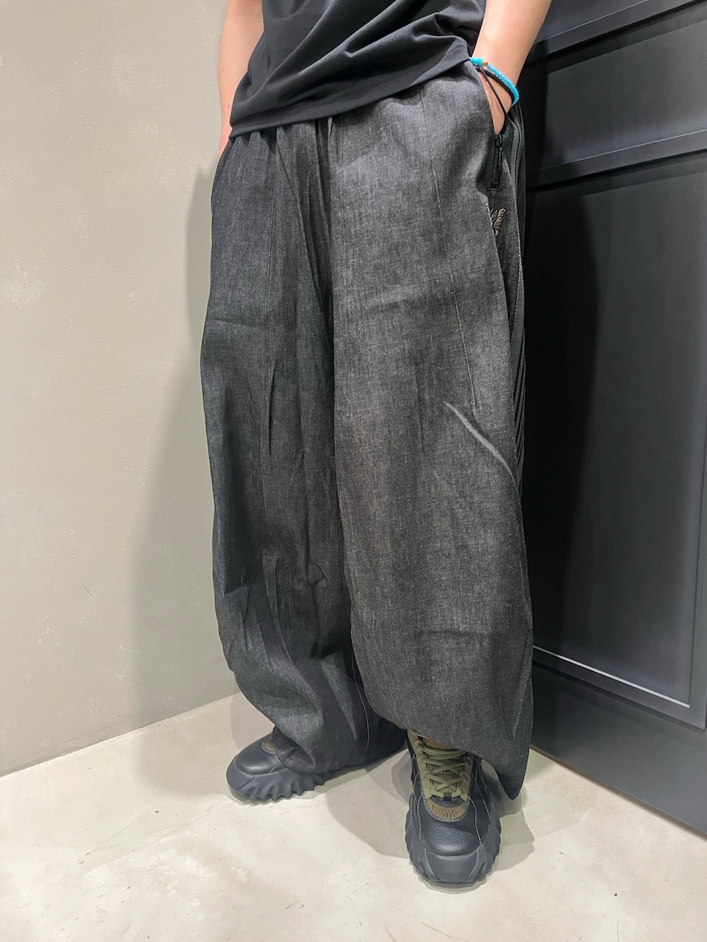 「BEAVER、BEAVER札幌、ビーバー、ビーバー(BEAVER)、ビーバー札幌、NEEDLES、デニム、Tシャツ、Tシャツ×デニム、ロゴT」｜「THE NORTH FACEのTHE NORTH FACE/ザ・ノース・フェイス  S/S Bandana Square Logo Tee バンダナスクエアロゴティー NT32446（Tシャツ/カットソー、ブラック系）」を使った、森康雄さん（骨格ナチュラル・メンズ・178cm）の夏コーディネートの3枚目の写真