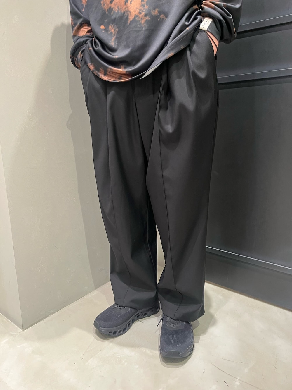 「メンズコーデ、春服コーデ、春服、BEAVER、ビーバー(BEAVER)、ビーバー札幌、スポーツミックス、On、スニーカー、パンツ」｜「BEAVERのB omnivore/ビーオムニボー  TR 2TACK PANTS（その他パンツ、ブラック系）」を使った、森康雄さん（骨格ナチュラル・メンズ・178cm）の春コーディネートの3枚目の写真