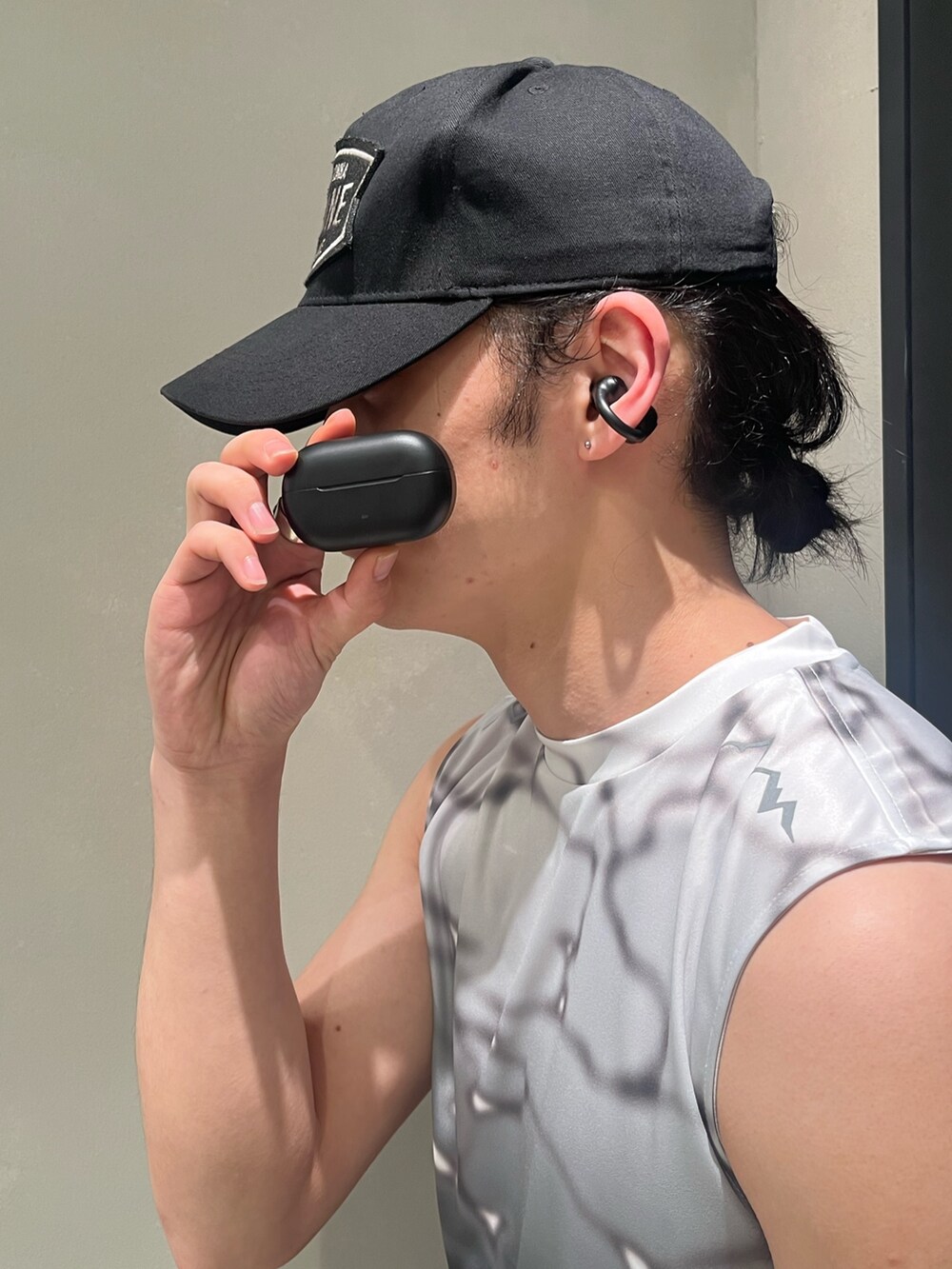 ブラック系のヘッドフォン/イヤホンを着用したメンズの夏コーディネートの2枚目の写真
