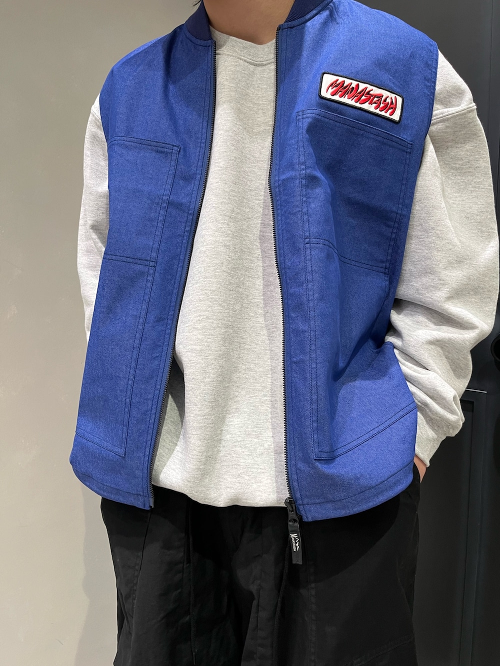 「カジュアルスタイル、大人コーデ、キレイめ、春、BEAVER、ビーバー(BEAVER)、ビーバー、ベスト、NEEDLES、HDパンツ」｜「MANASTASHのMANASTASH/マナスタッシュ　PATCHED LOGO WORK VEST/パッチドロゴワークベスト（ベスト、ブルー系）」を使った、森康雄さん（骨格ナチュラル・メンズ・178cm）の春コーディネートの2枚目の写真