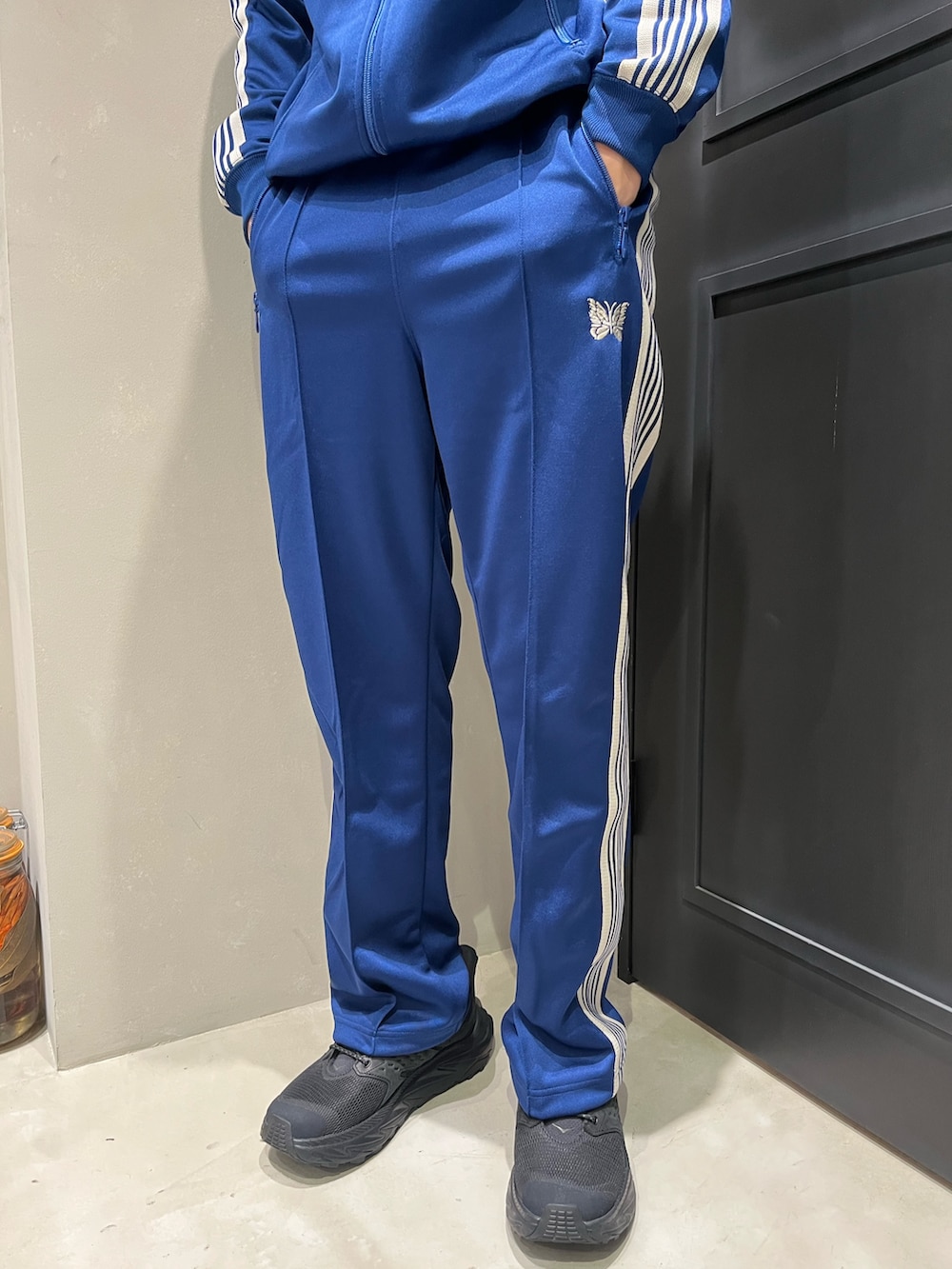 ブラック系のスニーカーを着用したメンズの秋コーディネートの3枚目の写真