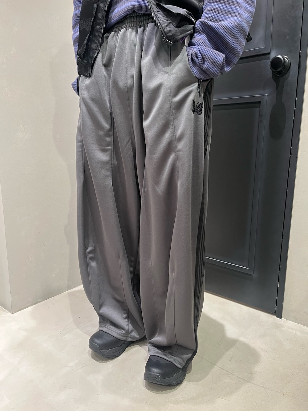 「ビーバー(BEAVER)、ビーバー札幌、BEAVER、BEAVER札幌、ビーバー、NEEDLES、THE NORTH FACE、スニーカー、はるコーデ、春」｜「THE NORTH FACEのTHE NORTH FACE /ザ・ノース・フェイス  Graval Slip-On WP グラバル スリッポン ウォータープルーフ（スニーカー、ブラック系）」を使った、森康雄さん（骨格ナチュラル・メンズ・178cm）の春コーディネートの2枚目の写真