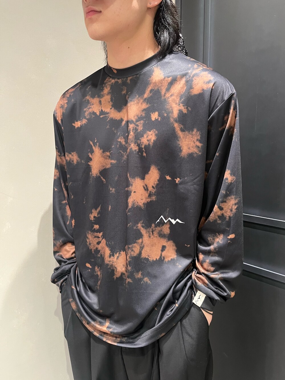 「メンズコーデ、春服コーデ、春服、BEAVER、ビーバー(BEAVER)、ビーバー札幌、スポーツミックス、On、スニーカー、パンツ」｜「BEAVERのB omnivore/ビーオムニボー  TR 2TACK PANTS（その他パンツ、ブラック系）」を使った、森康雄さん（骨格ナチュラル・メンズ・178cm）の春コーディネートの2枚目の写真