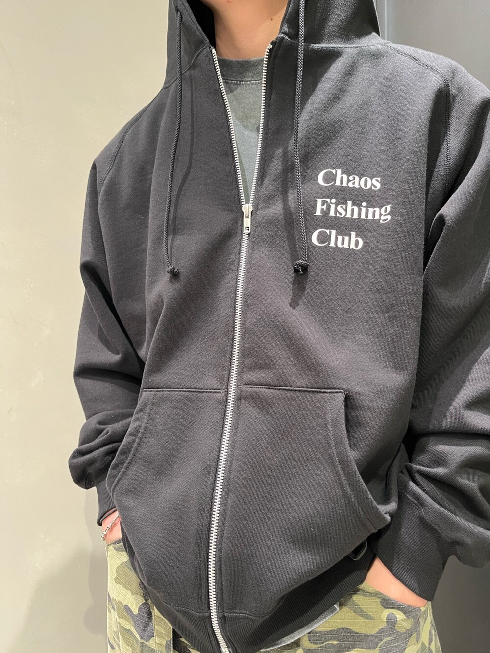 「BEAVER、ビーバー、ビーバー(BEAVER)、On、chaosfishingclub、春コーデ、春、スケータースタイル、ストリート、スニーカー」｜「OnのOn/オン　Cloud 6 (MEN'S) クラウド6（スニーカー、ホワイト系）」を使った、森康雄さん（骨格ナチュラル・メンズ・178cm）の春コーディネートの2枚目の写真